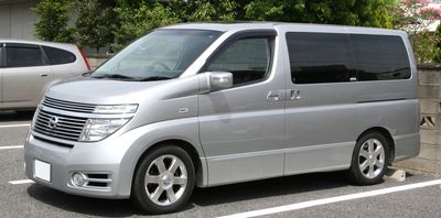 Автостекла Nissan Elgrand E51 c установкой в Москве